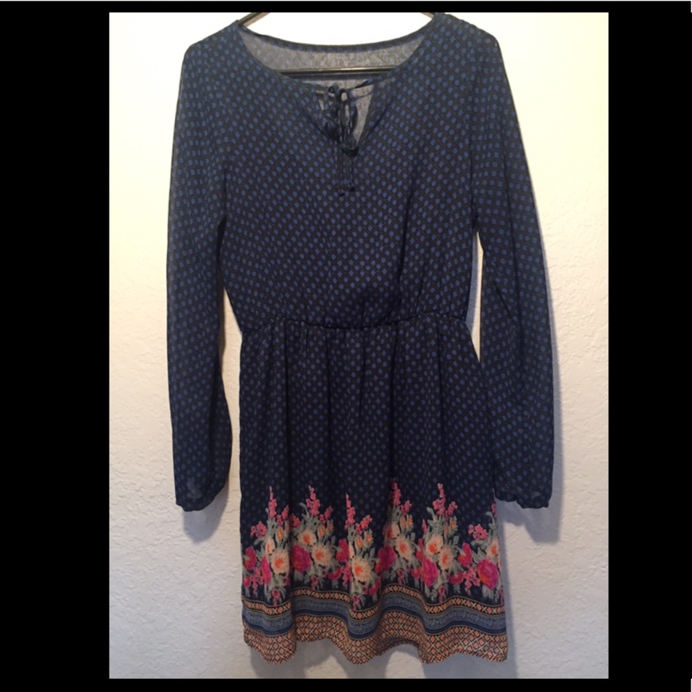 Long sleeved, tie neck, floral Mudd dress.